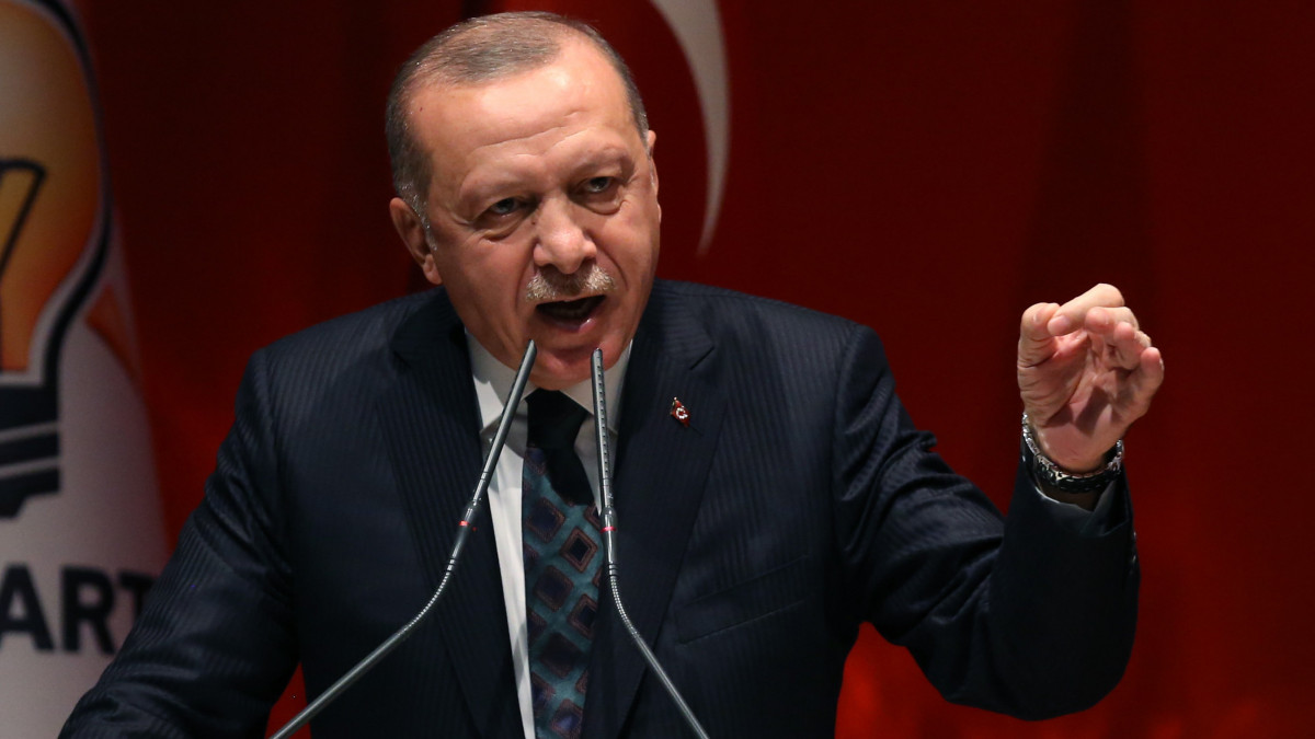 Recep Tayyip Erdogan török elnök  pártja, az Igazság és Fejlődés Pártja (AKP) tartományi vezetőihez beszél Ankarában 2019. október 10-én. Előző nap megkezdődött a török hadsereg és szíriai szövetségeseinek közös, a Béke Forrása fedőnevű hadművelete Északkelet-Szíriában a Népvédelmi Egységek (YPG) elnevezésű kurd fegyveres csoport, valamint az Iszlám Állam terrorszervezet ellen. Erdogan azzal fenyegette meg az Európai Uniót, hogy 3,6 millió szíriai menekültet küld országából Európába, amennyiben az unió megszállásnak próbálja minősíteni a 2019. október 9-én megkezdett török hadműveletet Északkelet-Szíriában.