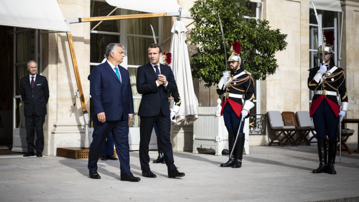 Macron: minden vitás európai kérdésben lehetséges megoldás Orbán Viktorral és a visegrádi négyekkel