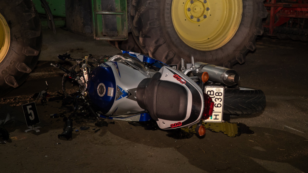Ütközésben összeroncsolódott motorkerékpár Öttömösön 2019. október 11-én. Egy ember meghalt, egy pedig megsérült, amikor a motorkerékpár egy traktor ütközött össze.