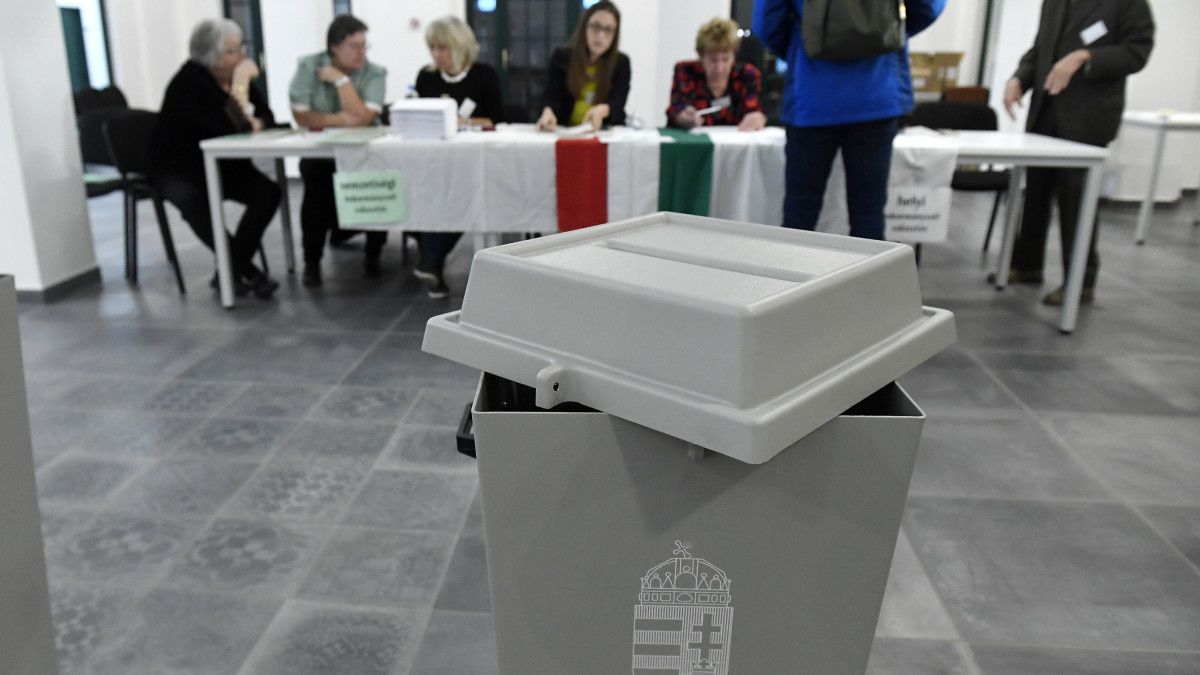 Az első szavazó és a szavazatszámláló bizottság tagjai urnazárás előtt a XII. kerületi Zugligeti Általános Iskolában kialakított 53-as szavazókörben 2019. október 13-án.