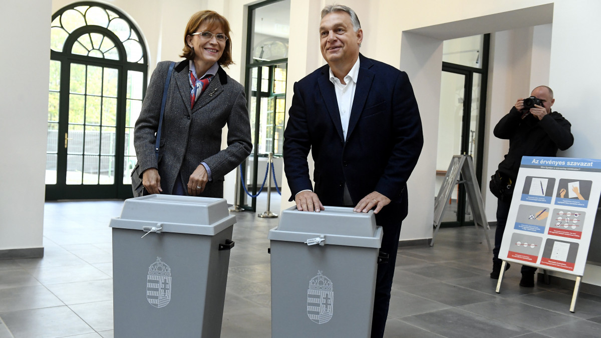 Orbán Viktor miniszterelnök és felesége, Lévai Anikó szavaz az önkormányzati választáson a Zugligeti Általános Iskolában, a XII. kerületi 53-as számú szavazókörben 2019. október 13-án.