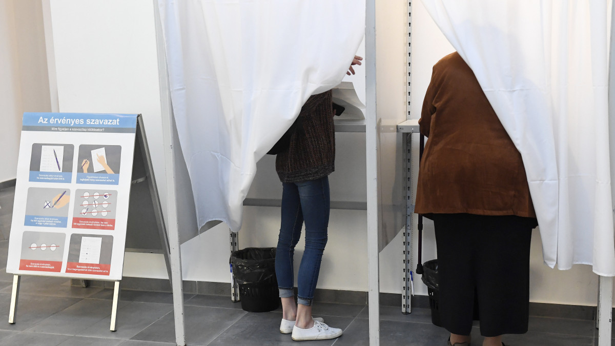 Szavazók az önkormányzati választáson a XII. kerületi Zugligeti Általános Iskolában kialakított 53-as szavazókörben 2019. október 13-án.
