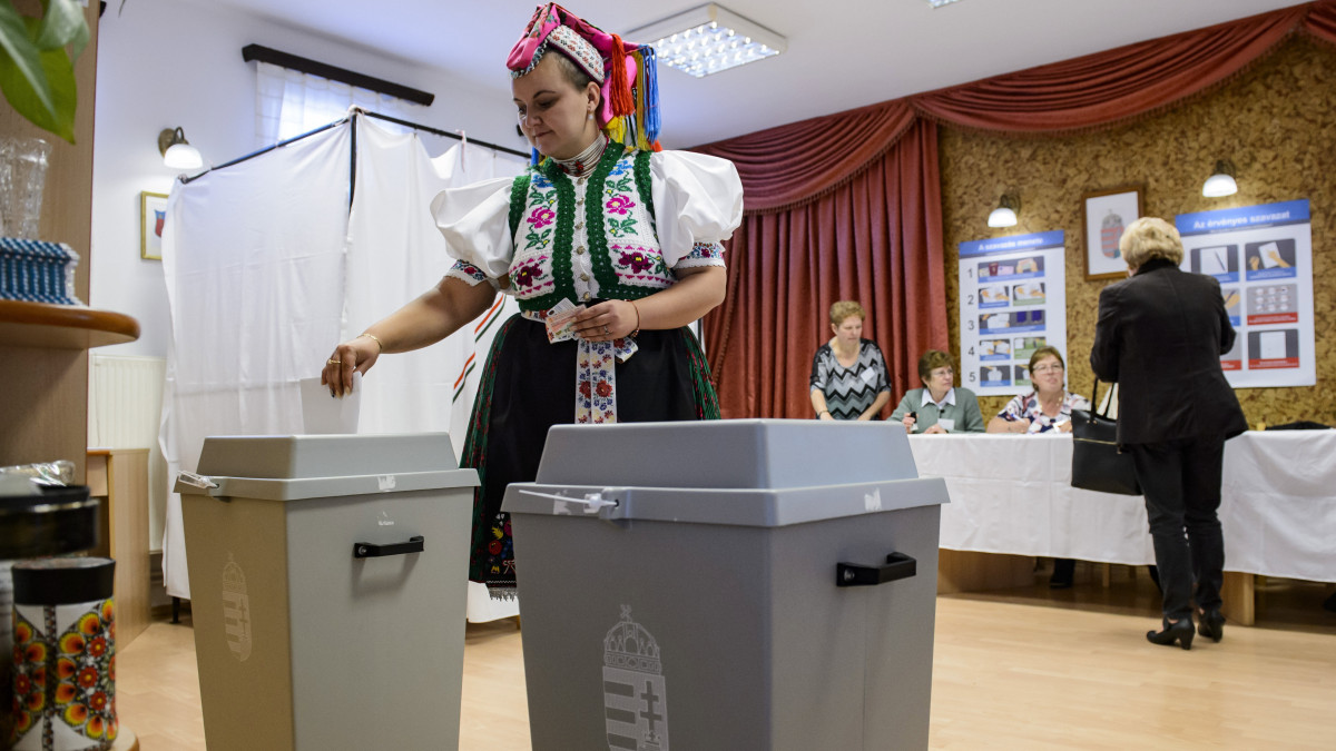 Kovácsné Bablena Piroska helyi palóc népviseletben adja le szavazatát a helyi önkormányzati képviselők és polgármesterek, valamint a nemzetiségi önkormányzati képviselők választásán a rimóci közös önkormányzati hivatalban kialakított szavazókörben 2019. október 13-án.