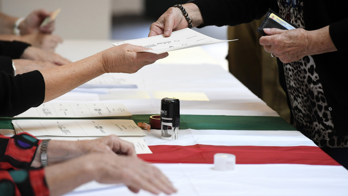 Egy szavazó átveszi a szavazólapokat az önkormányzati választáson a XII. kerületi Zugligeti Általános Iskolában, az 53-as számú szavazókörben 2019. október 13-án.