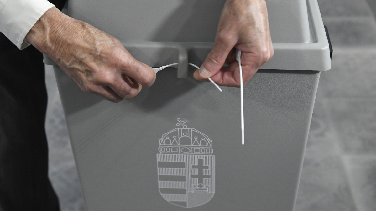 Urnazárás az önkormányzati választáson a XII. kerületi Zugligeti Általános Iskolában kialakított 53-as szavazókörben 2019. október 13-án. Reggel hat órakor megkezdődött a voksolás a helyi önkormányzati képviselők és polgármesterek, valamint a nemzetiségi önkormányzati képviselők választásán.