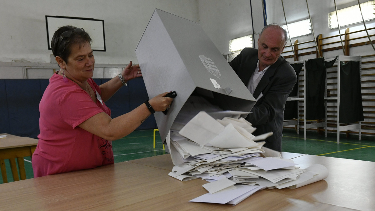 Kiborítják a szavazólapokat egy urnából a szavazatszámláló bizottság tagjai az önkormányzati választáson a budapesti Szilágyi Erzsébet Gimnáziumban kialakított 14-es számú szavazóhelyiségben 2019. október 13-án.