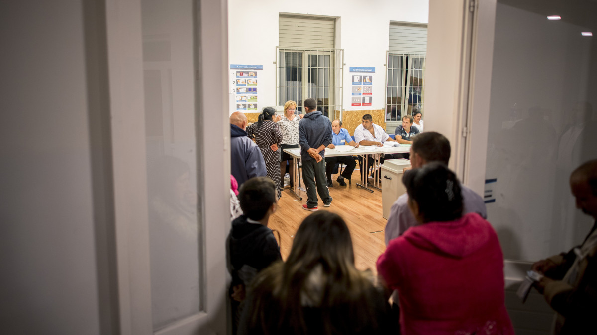 A tervezett zárás után adják le szavazatukat szavazók az önkormányzati választáson az alsószentmártoni polgármesteri hivatalban kialakított szavazókörben 2019. október 13-án.