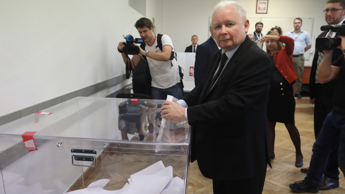 Jaroslaw Kaczynski, a kormányzó Jog és Igazságosság Pártjának (PiS) elnöke voksol a lengyel parlamenti választásokon Varsóban 2019. október 13-án.