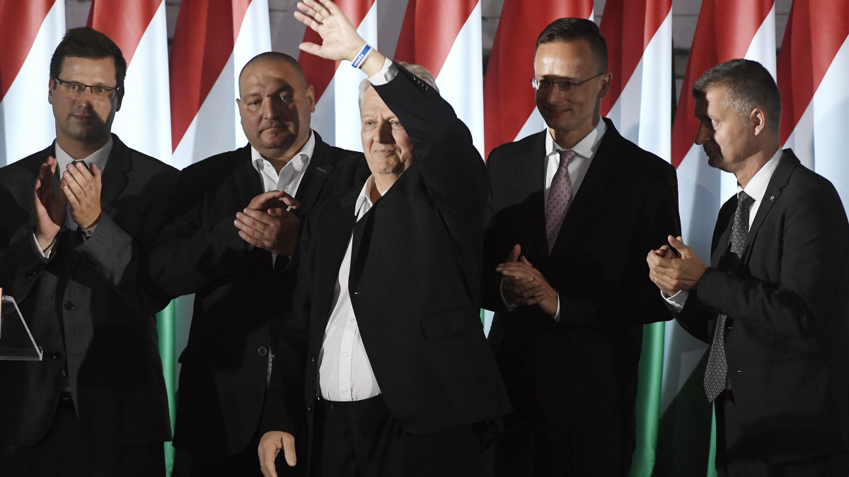 Tarlós István, a Fidesz-KDNP főpolgármester-jelöltje, leköszönő főpolgármester (elöl k) a párt eredményváró rendezvényén az önkormányzati választáson a Bálna Budapest központban 2019. október 13-án. Mögötte Gulyás Gergely, a Miniszterelnökséget vezető miniszter, Németh Szilárd alelnök, Szijjártó Péter külgazdasági és külügyminiszter és Kubatov Gábor pártigazgató, alelnök.
