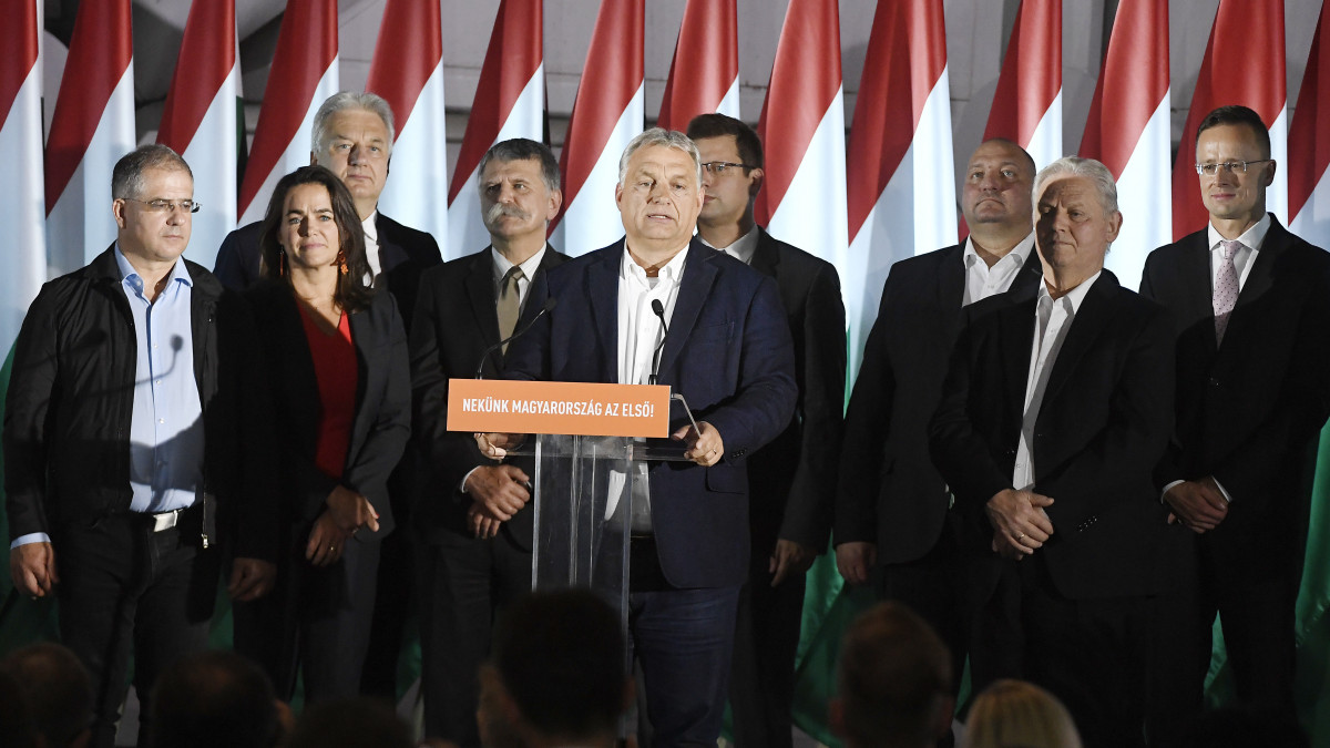 Orbán Viktor miniszterelnök, a Fidesz elnöke (elöl k) beszédet mond a párt eredményváró rendezvényén az önkormányzati választáson a Bálna Budapest központban 2019. október 13-án. Mögötte Kósa Lajos, a Fidesz önkormányzati választásokért felelős kampányfőnöke, a párt alelnöke, Novák Katalin család- és ifjúságügyért felelős államtitkár, a párt alelnöke, Semjén Zsolt nemzetpolitikáért felelős miniszterelnök-helyettes, a Kereszténydemokrata Néppárt (KDNP) elnöke, Kövér László, az Országgyűlés elnöke, Gulyás Gergely, a Miniszterelnökséget vezető miniszter, Németh Szilárd alelnök, Tarlós István, a Fidesz-KDNP főpolgármester-jelöltje, leköszönő főpolgármester és Szijjártó Péter külgazdasági és külügyminiszter (b-j).