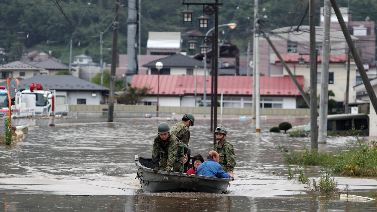 Otthonukban rekedt lakosokat mentenek ki katonák az árvíz sújtotta Mijagi prefektúrabeli Marumoriban 2019. október 14-én, két nappal az után, hogy a Hagibisz tájfun elérte Japánt. A trópusi vihar következtében legkevesebb 35 ember életét vesztette, több mint 140-en sérültek meg, mintegy húszan eltűntek. A tájfun miatt háztartások százezrei maradtak áram nélkül.