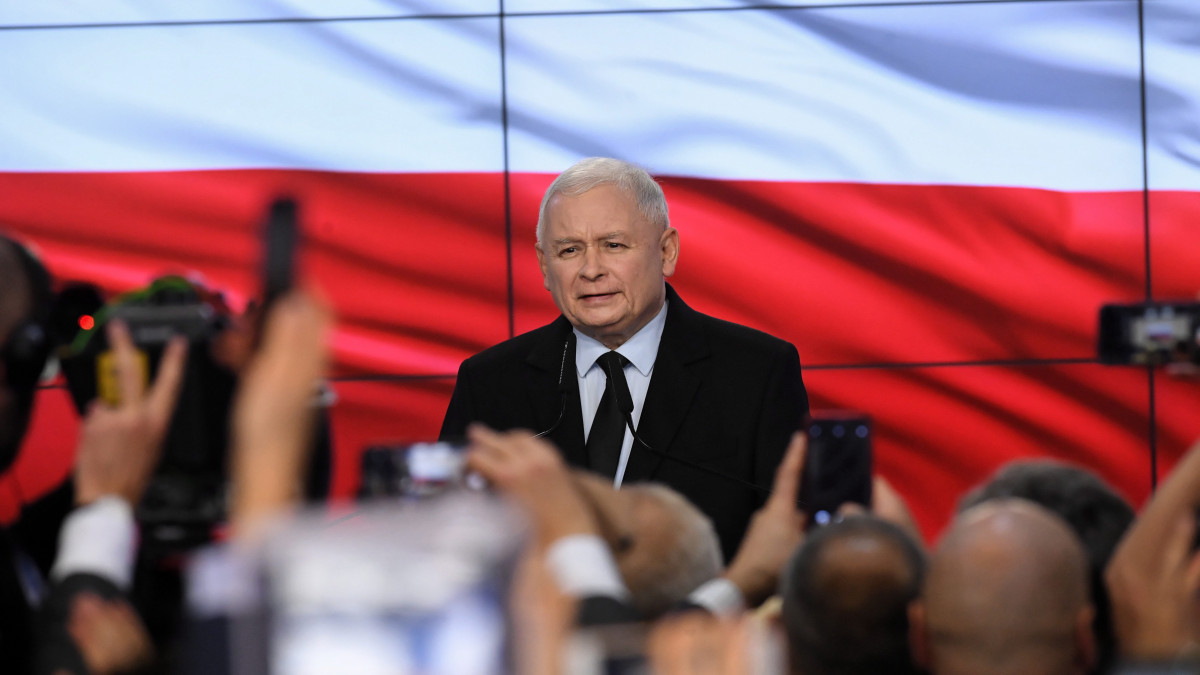 Jaroslaw Kaczynski, a kormányzó Jog és Igazságosság párt (PiS) elnöke beszél a párt eredményváróján a lengyel parlamenti választások után Varsóban 2019. október 13-án. Az urnazárás után közölt exit pollok szerint megnyerte a lengyel parlamenti választásokat és akár egyedül is kormányt alakíthat az eddig kormányzó PiS.