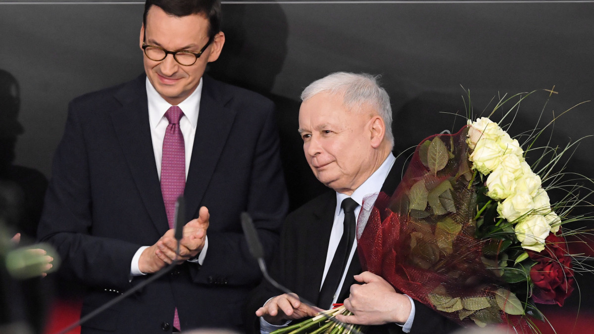 Jaroslaw Kaczynski, a kormányzó Jog és Igazságosság párt (PiS) elnöke (j) és Mateusz Morawiecki miniszterelnök a párt eredményváróján a lengyel parlamenti választások után Varsóban 2019. október 13-án. Az urnazárás után közölt exit pollok szerint megnyerte a lengyel parlamenti választásokat és akár egyedül is kormányt alakíthat az eddig kormányzó PiS.