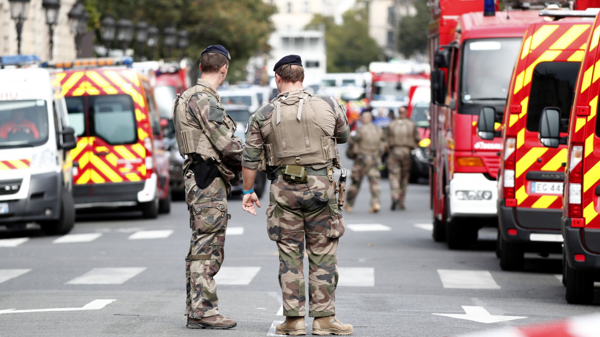 Őrködő katonák a párizsi rendőr-főkapitányságnál 2019. október 3-án, miután egy férfi késsel rendőrökre támadt az épületben. A támadó egy rendőrt súlyosan megsebesített, mielőtt agyonlőtték.