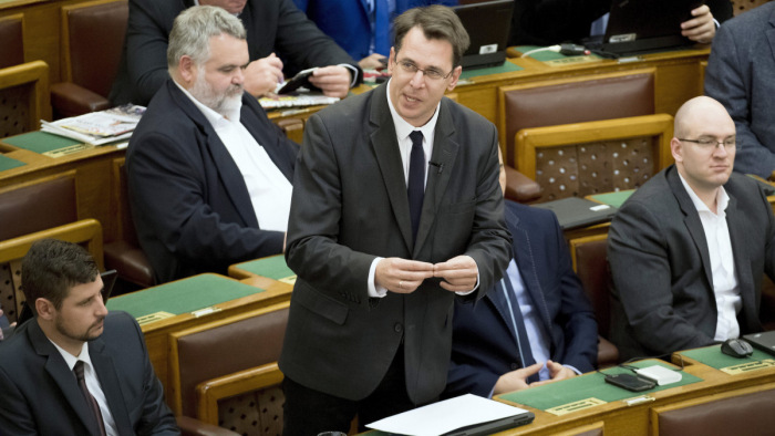 Három parlamenti képviselő elveszíti mandátumát
