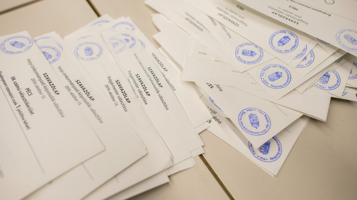 Szavazólapok az önkormányzati választáson az 59. számú szavazóhelyiségben Pécsen 2019. október 13-án.