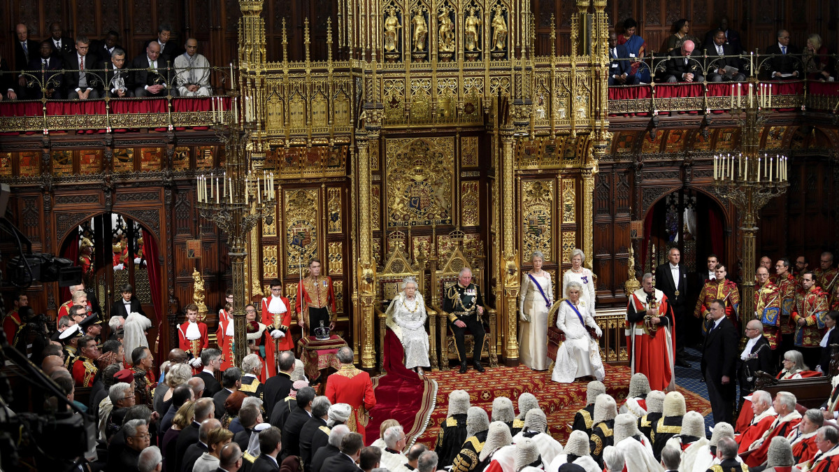  II. Erzsébet brit királynő férje, Fülöp edinburghi herceg társaságában trónbeszédével megnyitja a következő törvényhozási évadot a Westminster-palota felsőházi üléstermében, a Lordok Házában 2019. október 14-én.