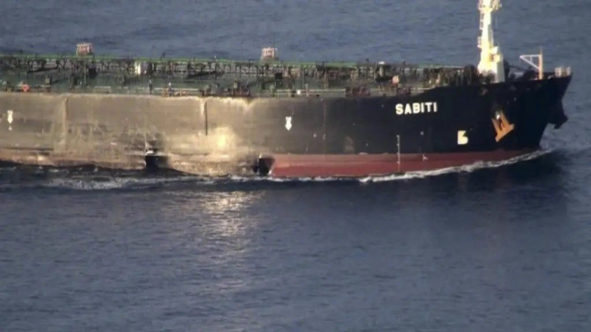 Az iráni olajügyi minisztérium, a SHANA felvétele az NIOC iráni állami olajtársaság tulajdonában álló, Sabiti nevű megrongált tankerről a Vörös-tengeren. Két nappal korábban a szaúd-arábiai Dzsiddától mintegy százharminc kilométerre támadás érte a tartályhajót, két robbanás lyukat ütött két tározórekeszen, olajuk a tengerbe folyt. Irán tájékoztatása szerint a legénység egyik tagja sem sebesült meg, tűz sem keletkezett a hajón, amely stabil és irányítható maradt. Iráni szakértők terrortámadásra gyanakodtak, az olajtársaság pedig két rakétatalálatról számolt be.