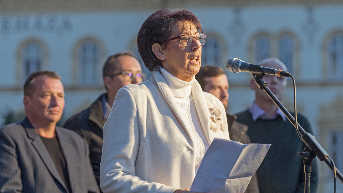 Glázer Tímea, a győri ellenzési összefogás polgármesterjelöltje felszólal a Tüntetés Borkai Zsolt és a maffiakormányzás ellen elnevezésű rendezvényen a győri városháza előtti téren 2019. október 12-én.