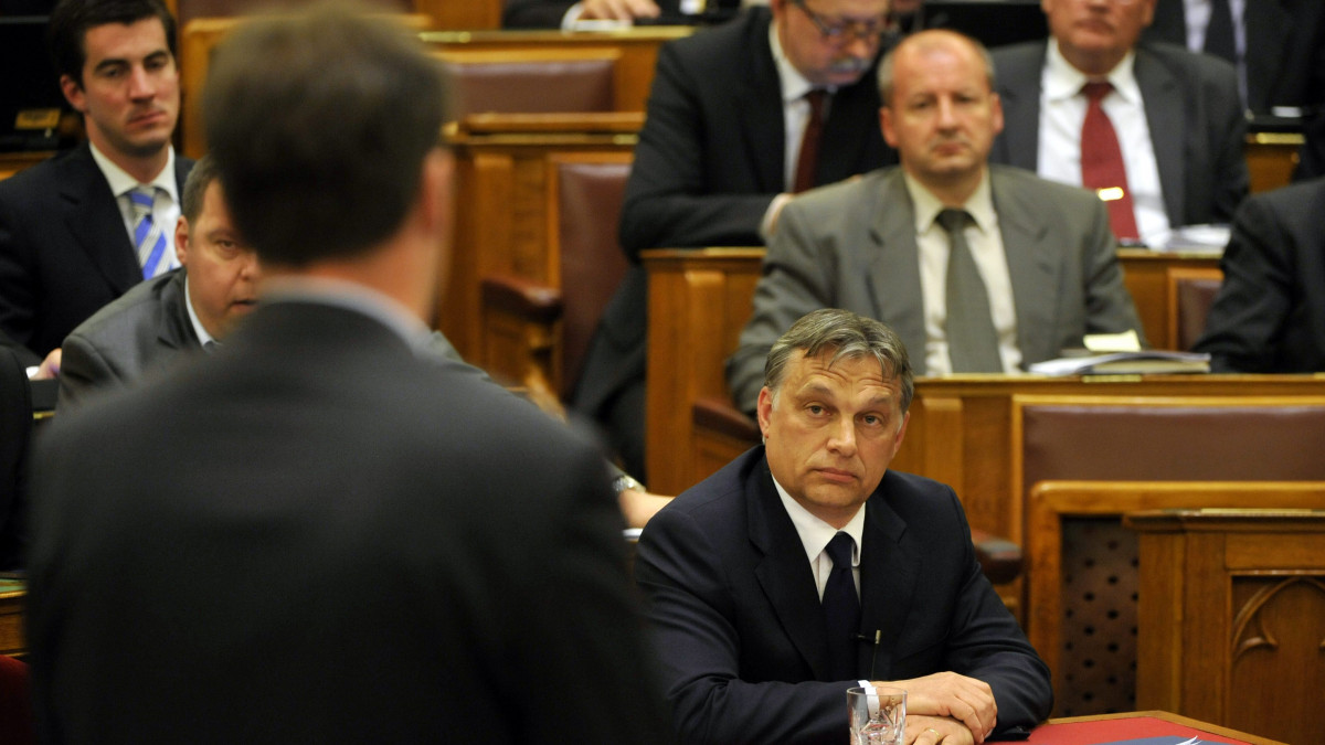 Karácsony Gergely, a Lehet Más a Politika (LMP) frakcióvezető-helyettese (háttal) azonnali kérdést tesz fel Orbán Viktor miniszterelnöknek (szemben) az Országgyűlés plenáris ülésén.