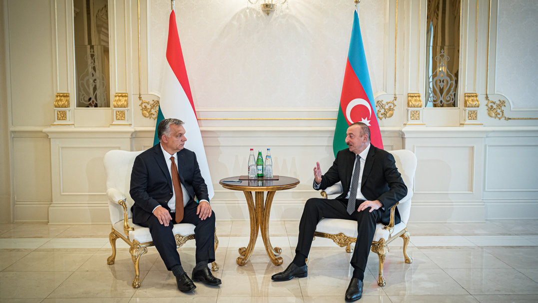 A Miniszterelnöki Sajtóiroda által közzétett képen Ilham Aliyev azeri elnök (j) fogadja Orbán Viktor miniszterelnököt Bakuban 2019. október 14-én.