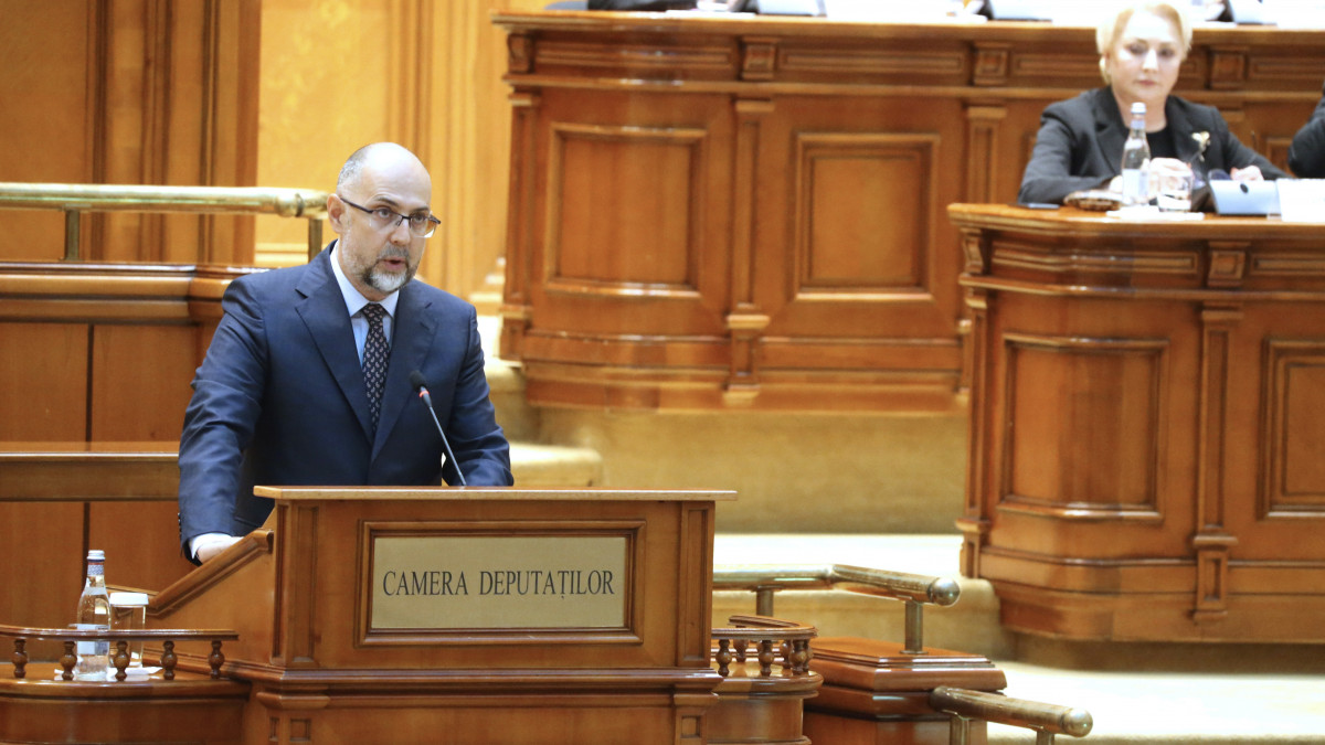 Kelemen Hunor, a Romániai Magyar Demokrata Szövetség (RMDSZ) elnöke felszólal a kormány ellen beterjesztett bizalmatlansági indítvány vitáján a kétkamarás román parlament együttes ülésén 2019. október 10-én. Jobbra Viorica Dancila miniszterelnök.