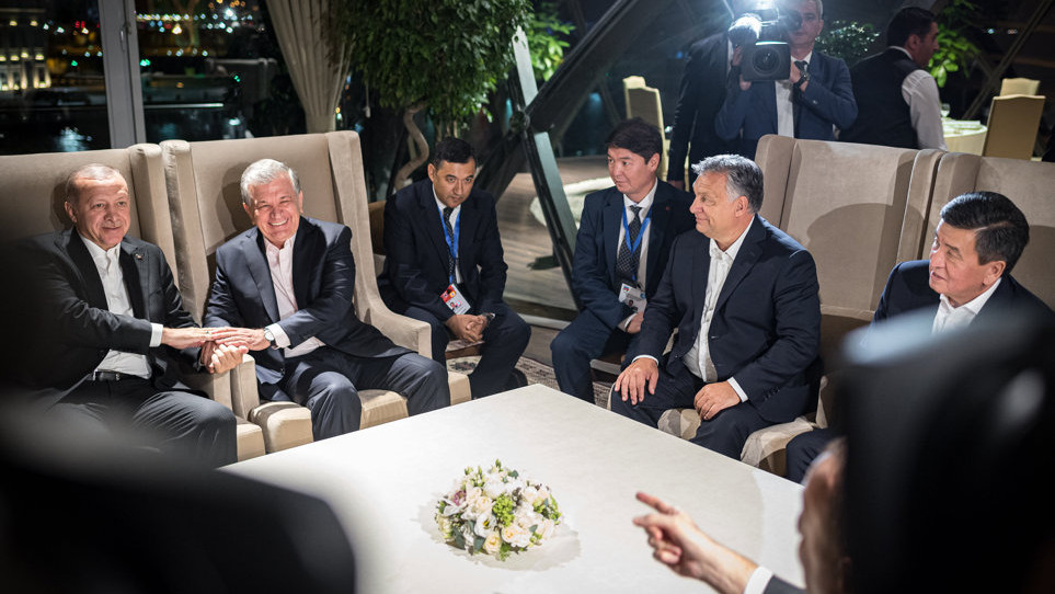 A Miniszterelnöki Sajtóiroda által közzétett képen Orbán Viktor kormányfő (j2), valamint Recep Tayyip Erdogan török (b), Savkat Mirzijojev üzbég (b2), és Szooronbaj Dzsejenbekov kirgiz elnök (j) aTürk Tanács informális megbeszélésén Bakuban 2019. október 14-én.