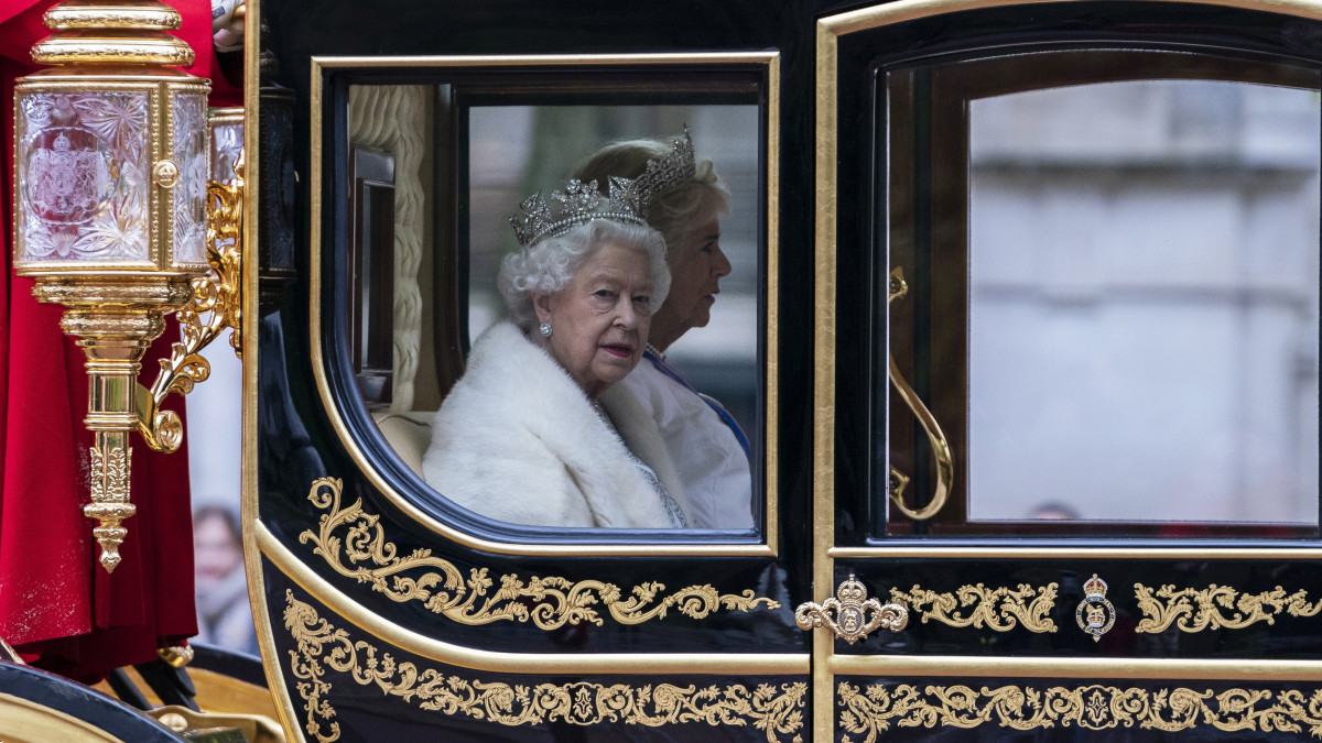 Díszhintóján a londoni Westminster-palotába hajtat II. Erzsébet brit királynő, hogy trónbeszédével megnyissa a 2019-2020-as parlamenti évet a felsőházban, a Lordok Házában. A trónbeszéd a kormánynak az új parlamenti évre szóló törvénykezési munkatervét ismerteti.