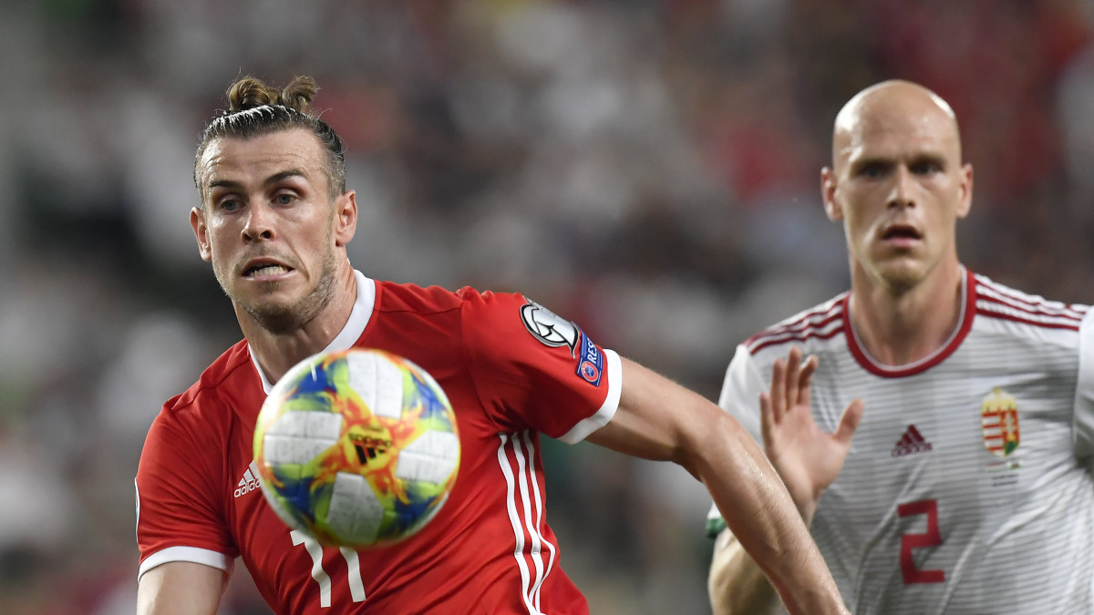 A walesi Gareth Bale (b) és Baráth Botond a Magyarország-Wales Európa-bajnoki selejtezőmérkőzésen a budapesti Groupama Arénában 2019. június 11-én.