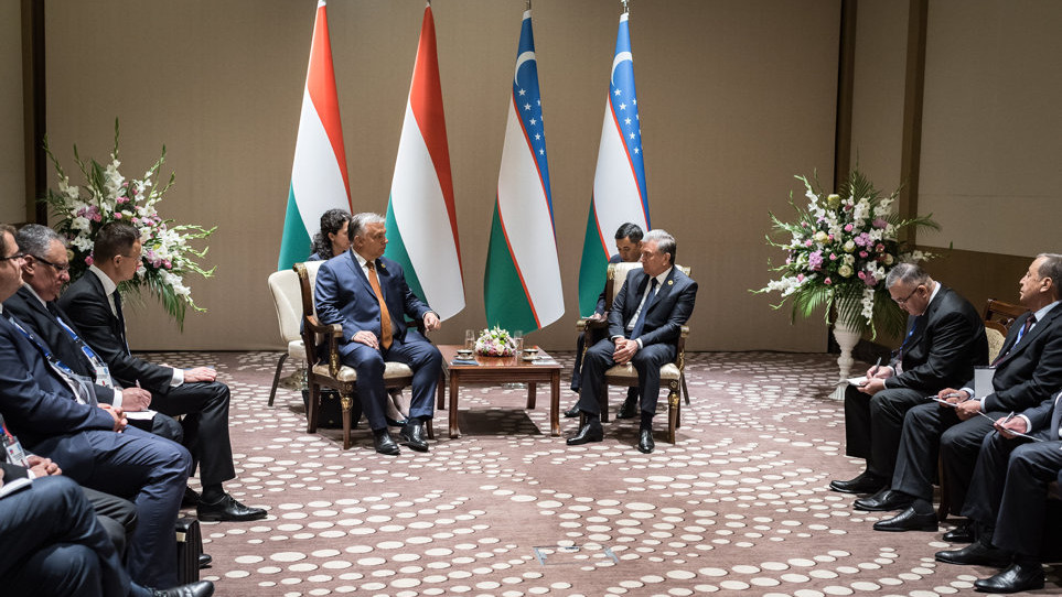 A Miniszterelnöki Sajtóiroda által közreadott képen Orbán Viktor miniszterelnök (középen b) és Savkat Mirzijojev üzbég államfő (középen j) tárgyalása Bakuban 2019. október 15-én.