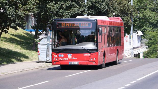 Utasokkal együtt nyúltak le a belgrádi 59-es buszt