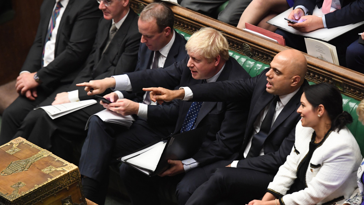 A brit parlament felvétele Boris Johnson miniszterelnökről (k) és Sajid Javid pénzügyminiszterről (j2) az alsóház nyitóülésén az új törvényhozási évad első napán, 2019. október 15-én Londonban.