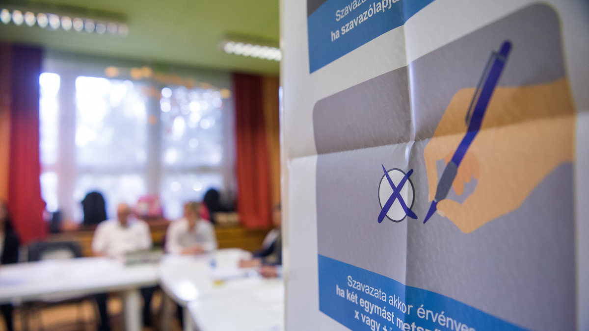 Az érvényes szavazás szabályait bemutató tabló az önkormányzati választáson a zuglói Örökzöld Óvodában kialakított szavazókörben 2019. október 13-án.
