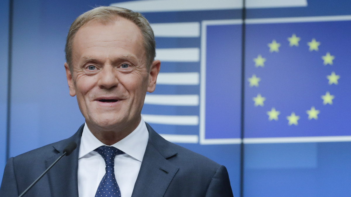 Donald Tusk, az Európai Tanács elnöke sajtóértekezletet tart az Európai Unió rendkívüli brüsszeli csúcsértekezletének végén 2019. május 28-án, két nappal az európai parlamenti választások után.
