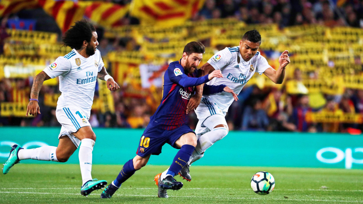 Barcelona, 2018. május 7.Lionel Messi, az FC Barcelona játékosa Casemiro (j) és Marcelo, a Real Madrid játékosai között a spanyol első osztályú labdarúgó-bajnokság 2018. május 6-i mérkőzésén a barcelonai Camp Nou stadionban. (MTI/EPA/Alejandro García)