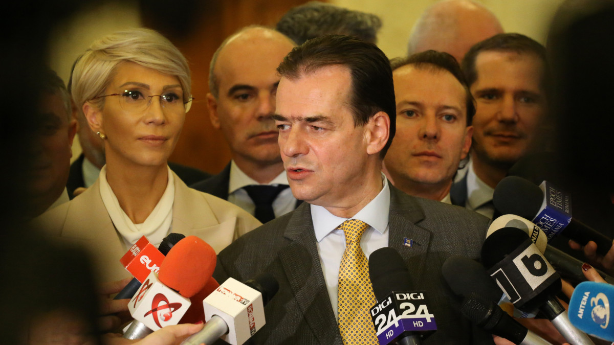 Ludovic Orban, az ellenzéki Nemzeti Liberális Párt (Partidul National Liberal,PNL) elnöke nyilatkozik a sajtónak, miután a kétkamarás román parlament 238 igen szavazattal megszavazta a Viorica Dancila vezette szociáldemokrata kormány ellen indított bizalmatlansági indítványt 2019. október 10-én.