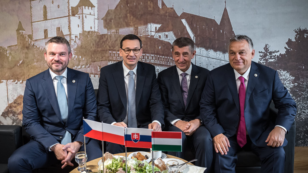 A Miniszterelnöki Sajtóiroda által közreadott képen Peter Pellegrini szlovák, Mateusz Morawiecki lengyel, Andrej Babis cseh és Orbán Viktor magyar kormányfő (b-j) a visegrádi országok (V4) egyeztetésén, az EU-csúcs ülése előtt 2019. október 17-én.