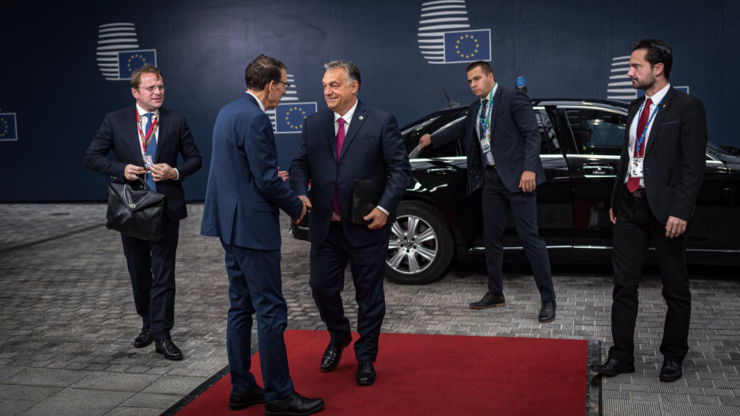 A Miniszterelnöki Sajtóiroda által közreadott képen Orbán Viktor miniszterelnök (k) érkezik a visegrádi országok (V4) egyeztetésére az EU-csúcs ülése előtt 2019. október 17-én.