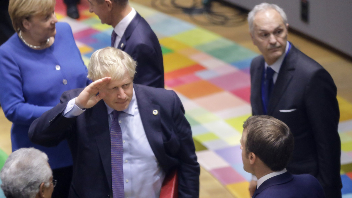 Boris Johnson brit miniszterelnök tiszteleg Emmanuel Macron francia elnöknek (j) az Európai Unió brüsszeli csúcstalálkozóján 2019. október 17-én. A tárgyalások középpontjában a Nagy-Britannia uniós tagságának megszűnéséről született megállapodás áll.