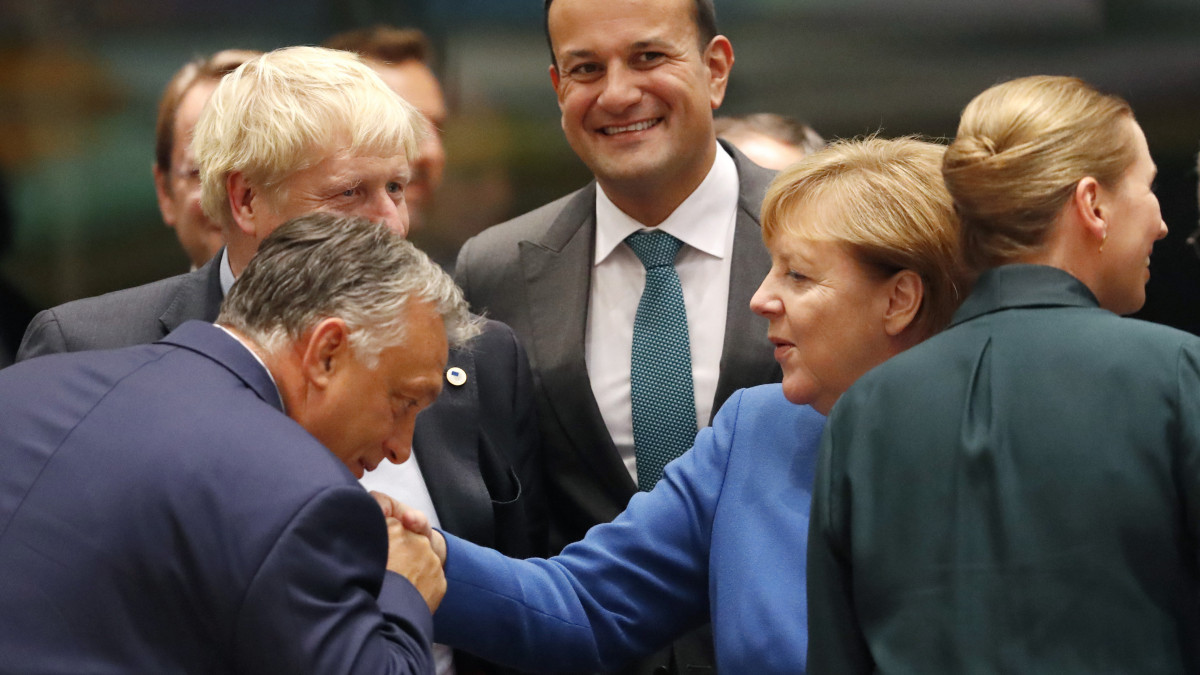 Orbán Viktor miniszterelnök (b) és Angela Merkel német kancellár, valamint Boris Johnson brit (b2) és Leo Varadkar ír miniszterelnök (j2) az Európai Unió brüsszeli csúcstalálkozójának első napján, 2019. október 17-én. A tárgyalások középpontjában a Nagy-Britannia uniós tagságának megszűnéséről született megállapodás áll.