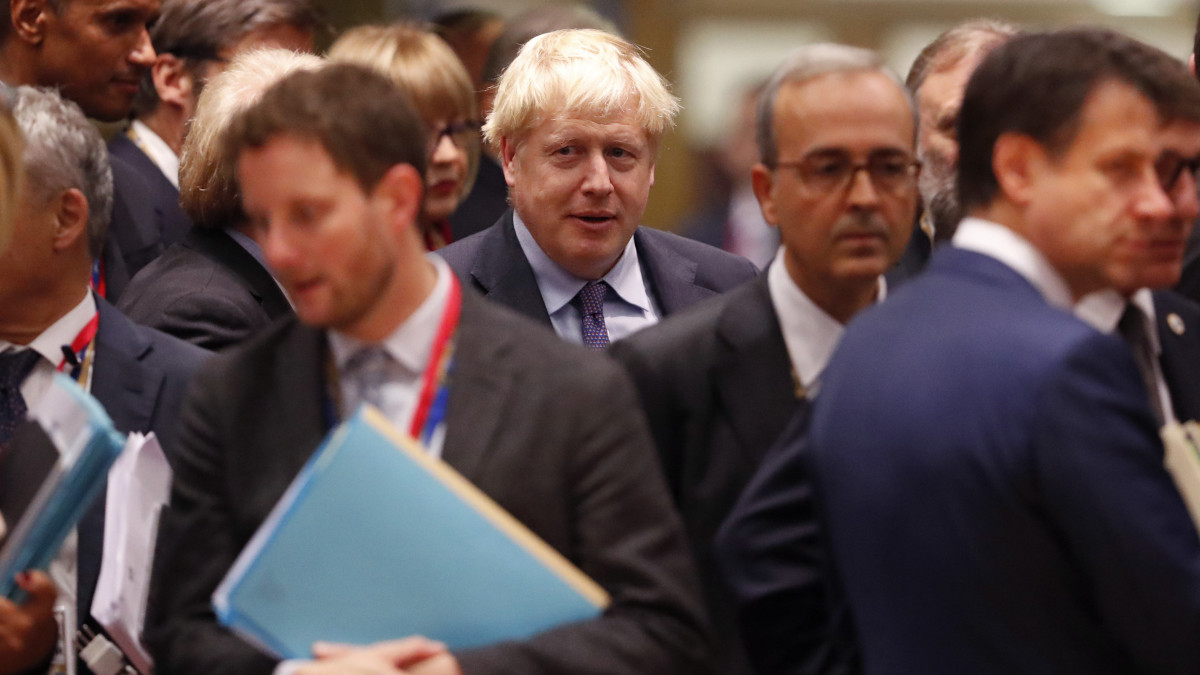 Boris Johnson brit miniszterelnök (k) az Európai Unió brüsszeli csúcstalálkozóján 2019. október 17-én. A tárgyalások középpontjában a Nagy-Britannia uniós tagságának megszűnéséről született megállapodás áll.