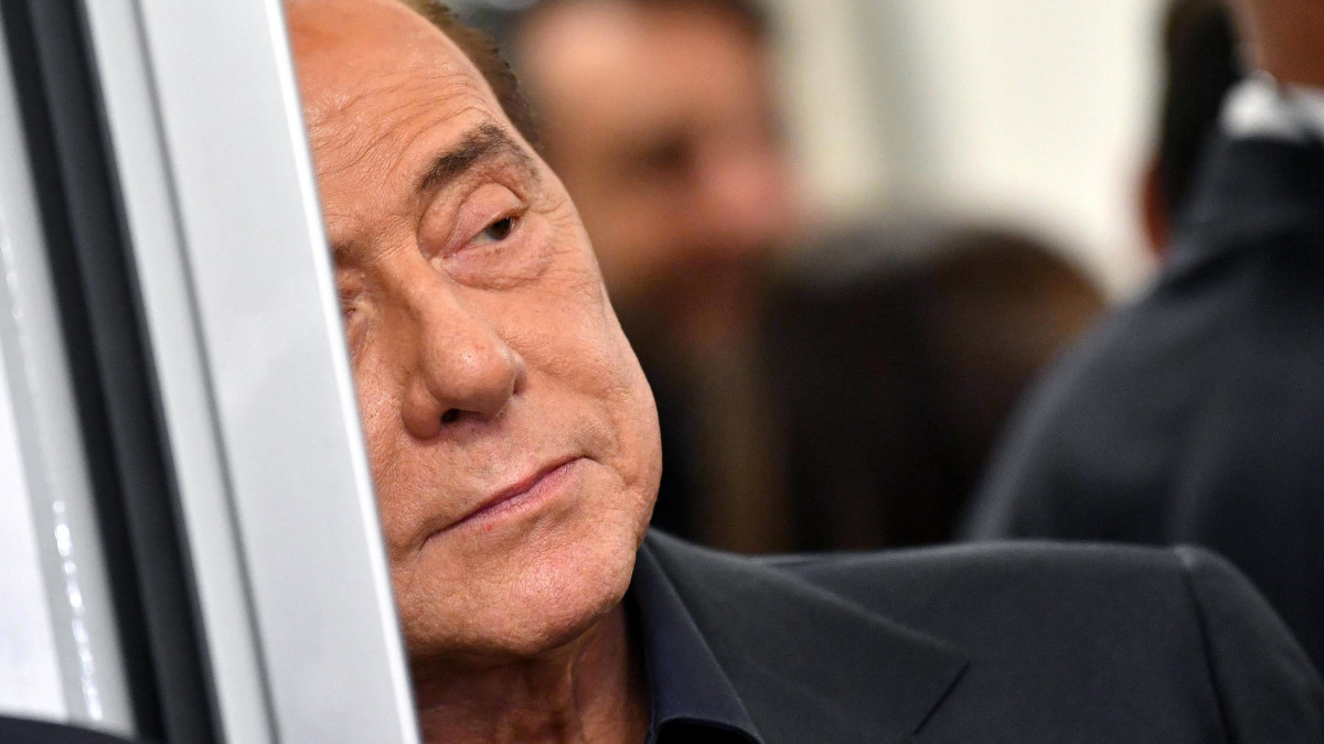Silvio Berlusconi volt olasz miniszterelnök, az ellenzéki jobbközép Forza Italia (Hajrá Olaszország) párt vezetője egy milánói szavazóhelyiségbe érkezik az európai parlamenti (EP) választáson 2019. május 26-án. Az Európai Unió tagországaiban május 23. és 26. között választják meg az EU törvényhozásának képviselőit. Olaszországban az európai parlamenti választásokkal együtt polgármester-választást is tartanak számos településen, valamint Piemontban regionális választást rendeznek.