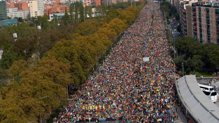 Hatalmas tiltakozás - több mint félmillió ember vonult utcára Barcelonában