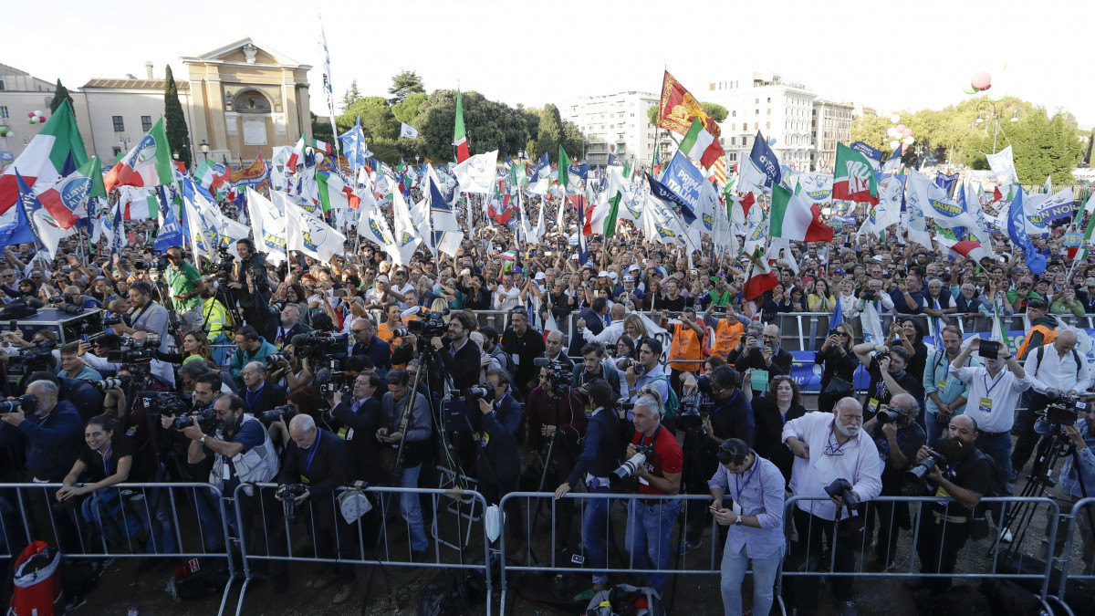 Résztvevők az Olasz büszkeség címmel szervezett jobboldali demonstráción Rómában 2019. október 19-én. A jobboldali rendezvényt Matteo Salvini volt olasz belügyminiszter, az ellenzéki Északi Liga párt elnöke, Giorgia Meloni, az Olasz Testvérek (FdI) párt vezetője és Silvio Berlusconi korábbi miniszterelnök, a Hajrá Olaszország (FI) vezetője részvételével tartották.