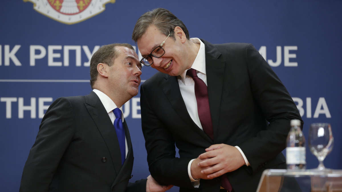 Dmitrij Medvegyev orosz kormányfő (b) és Aleksandar Vucic szerb elnök a tárgyalásukat követő sajtóértekezleten Belgrádban 2019. október 19-én.