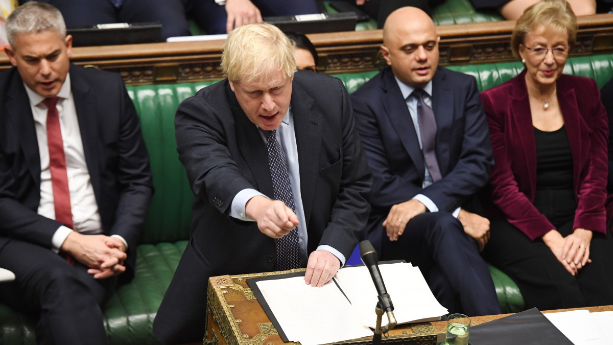 A brit parlament felvételén Boris Johnson miniszterelnök felszólal az alsóház rendkívüli ülésén Londonban 2019. október 19-én. A tervek szerint a brit törvényhozás ezen a napon szavaz a Nagy-Britannia rendezett európai uniós kiválásának feltételeiről szóló szerződésről, amelyről két nappal korábban született megállapodás a brit kormány az Európai Bizottság között.