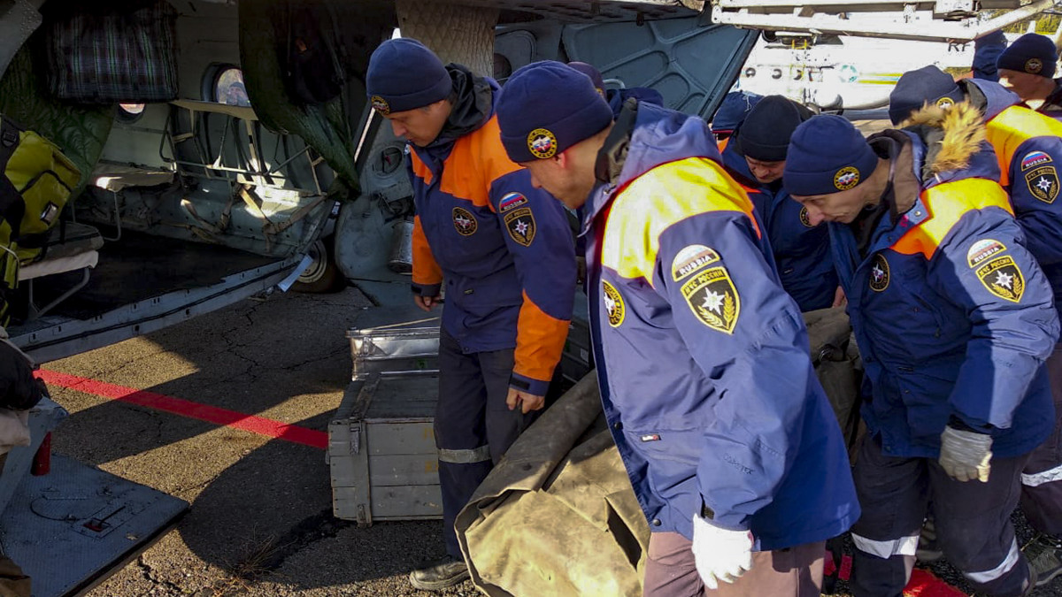 A rendkívüli helyzetek orosz minisztériumának felvételén mentőegységek érekznek egy aranybányához tartozó munkásszállásokhoz, amelyet elárasztott a Szejba folyón gáttal felduzzasztott tározójának vize az oroszországi Krasznojarszk régióban levő Scsetyinkino település közelében 2019. október 19-én. A gátszakadásban legkevesebb 13 ember életét vesztette, 19-en megsérültek, és 13-an eltűntek.