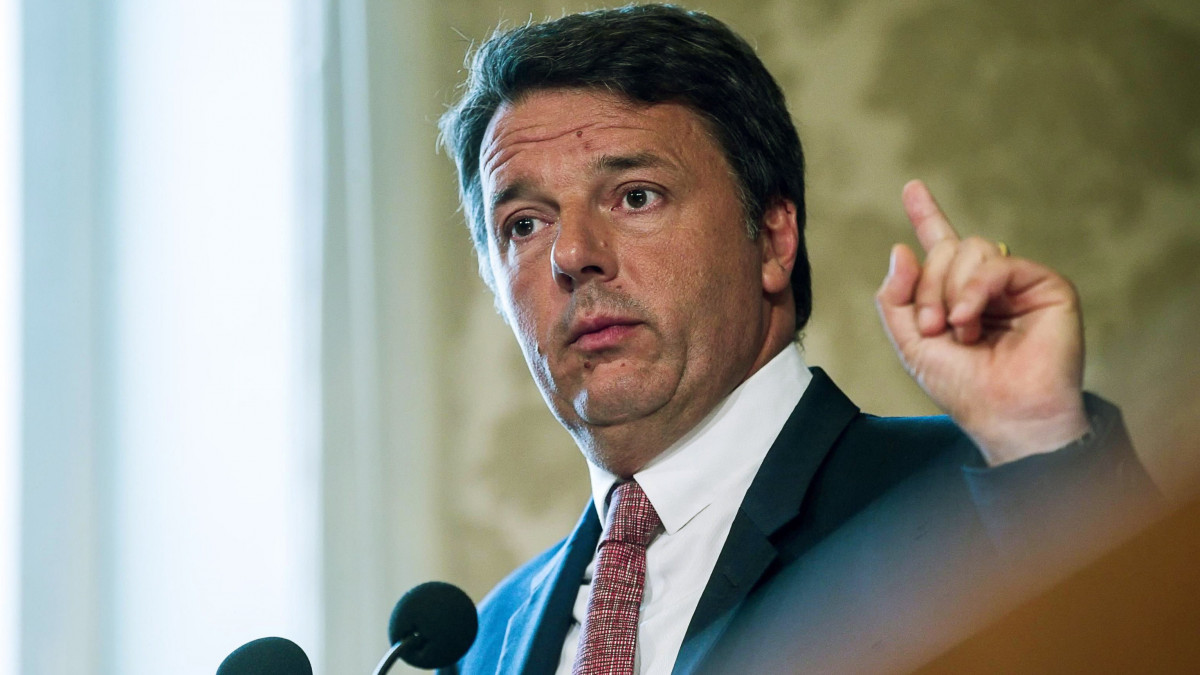 Matteo Renzi volt olasz miniszterelnök, az ellenzéki Demokrata Párt szenátora sajtóértekezletet tart a római szenátusban 2019. augusztus 13-án, amikor a szenátus a kormány elleni bizalmatlansági indítvány tárgyalásának menetrendjéről vitázott. Matteo Salvini olasz miniszterelnök-helyettes, belügyminiszter szerint új választásokat kell tartani, miután pártja, a Liga augusztus 9-én közölte: bizalmatlansági indítványt terjeszt elő Giuseppe Conte olasz miniszterelnök ellen.