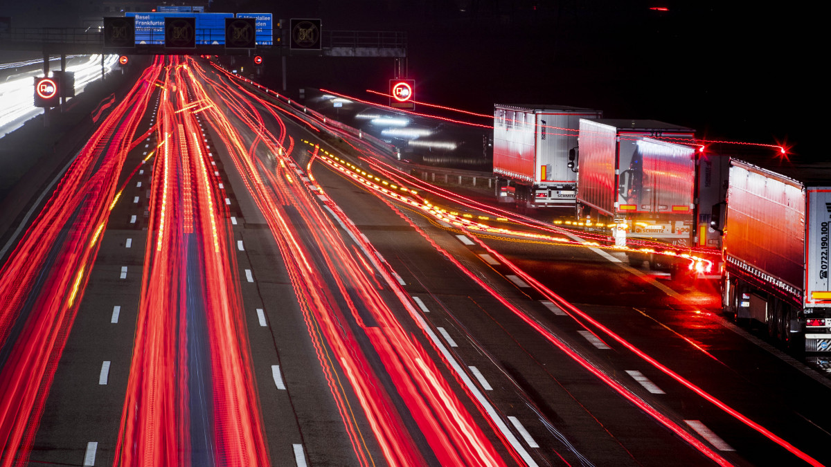 Hosszú záridővel készített felvétel a járműforgalom fényeiről egy frankfurti autópályán 2019. október 18-ra virradóan.
