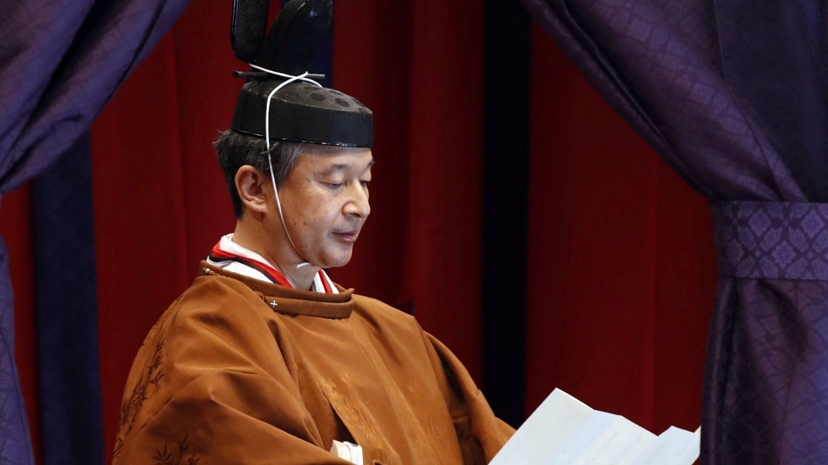 Naruhito japán császár trónfoglaló beszédét mondja a krizantémtrónon a trónra lépésének ünnepségén a tokiói császári palotában 2019. október 22-én.